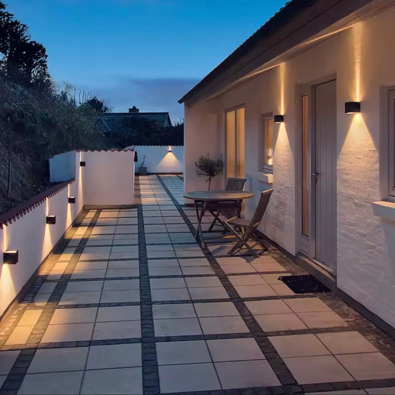 OUTDOOR WALL LIGHT.